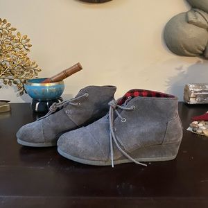 Girls Toms Wedges. Size 3.5.